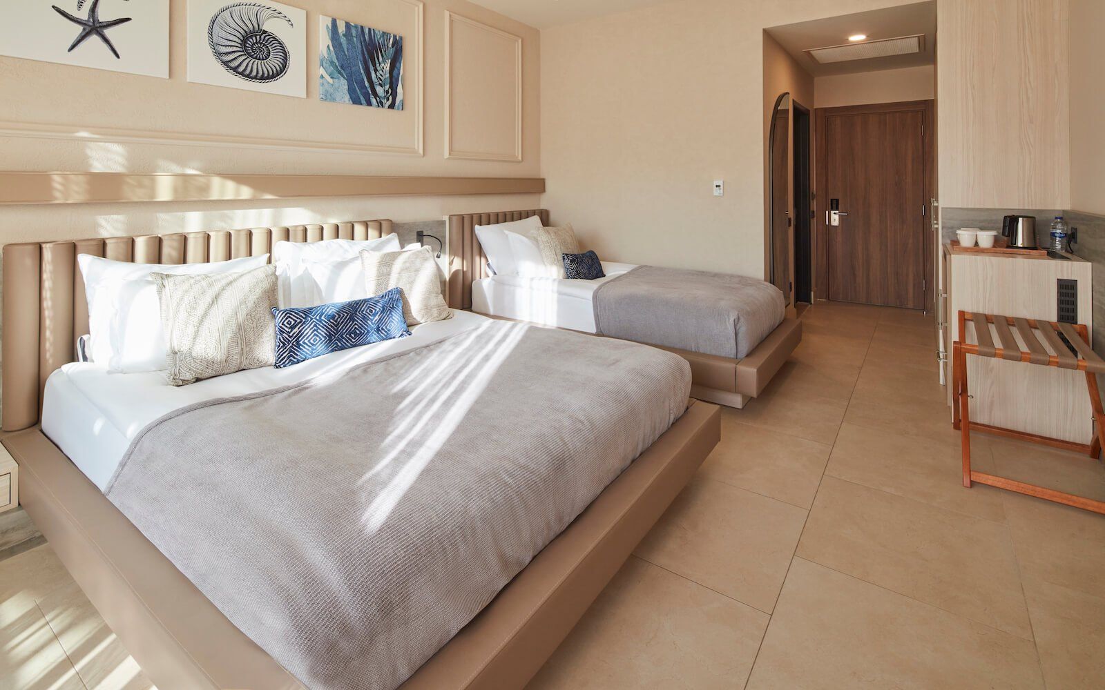 Liu Resorts , Deluxe Lagoon Ziimmer