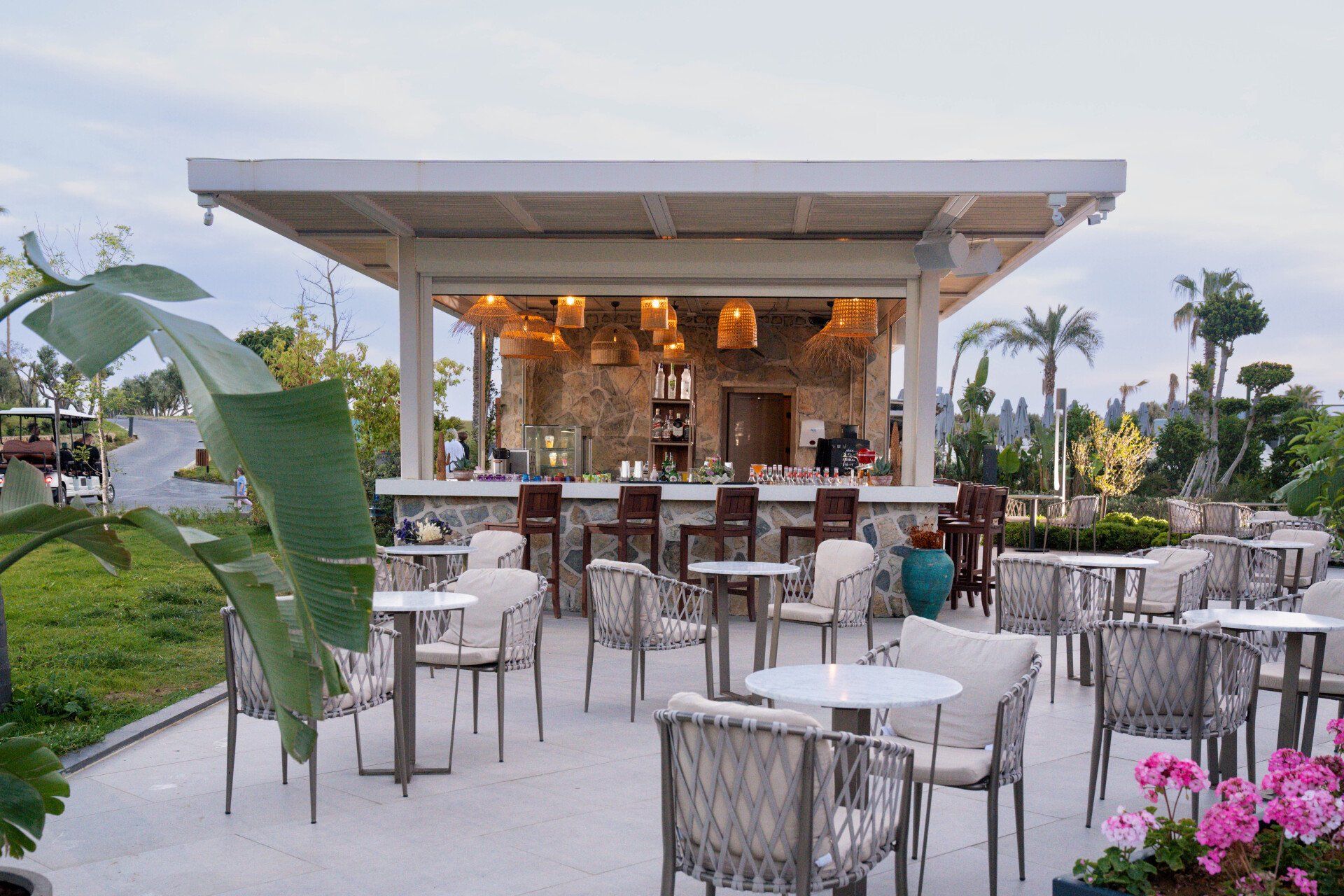 Liu Resorts, Bar