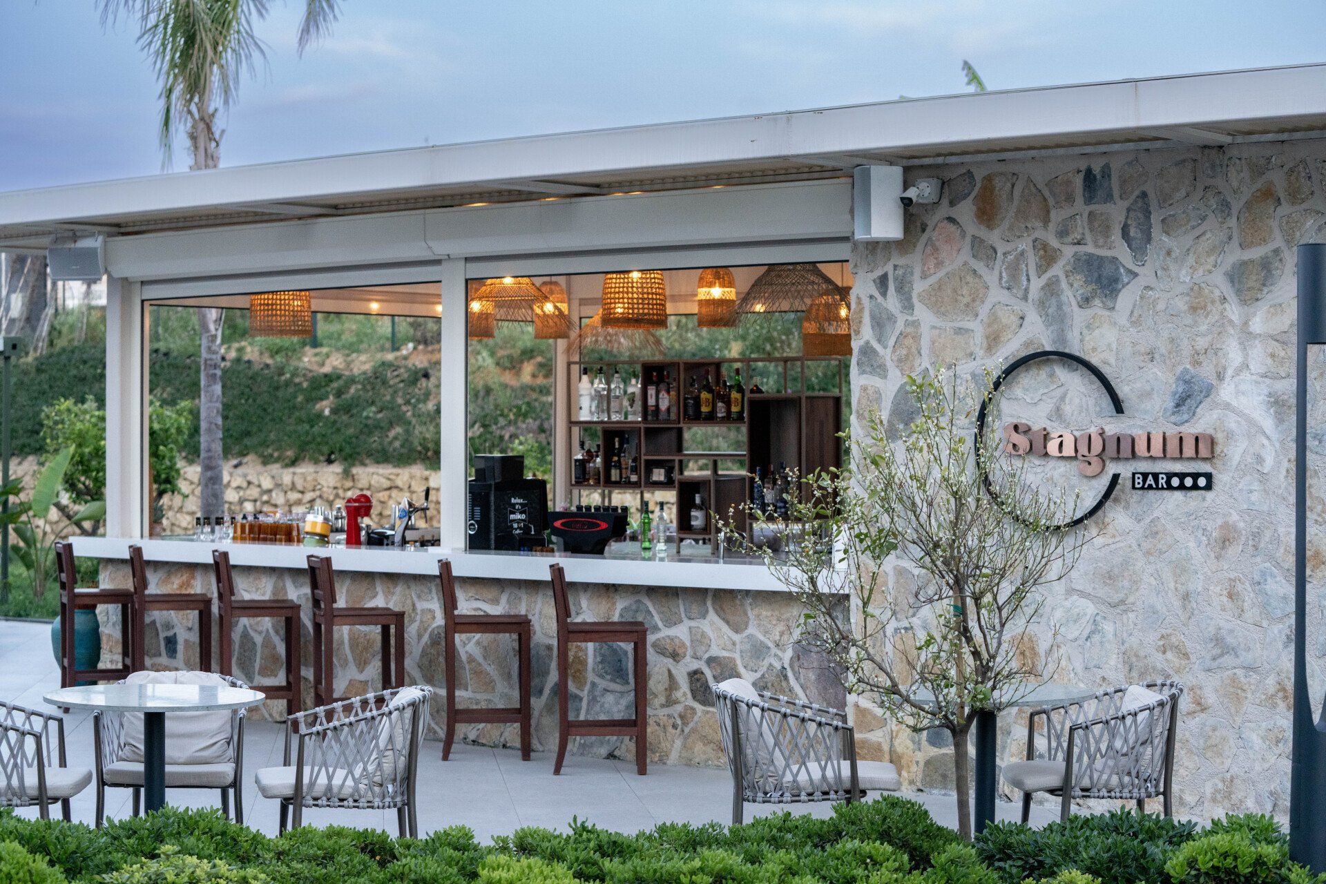 Liu Resorts, Bar